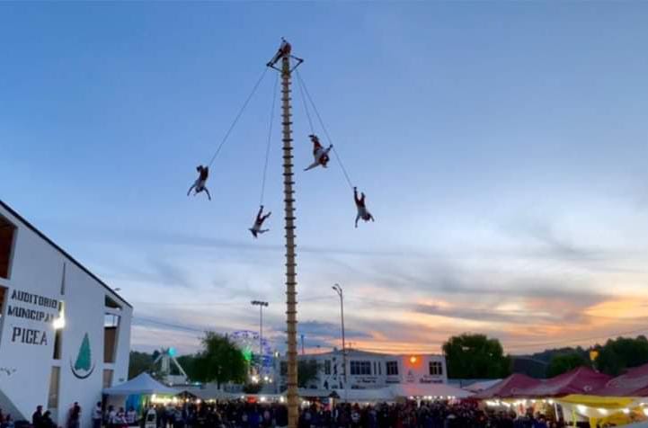 Voladores de Papantla hicieron lo suyo en Durango; ‘traen’ lluvia y granizo tras su presentación en una feria