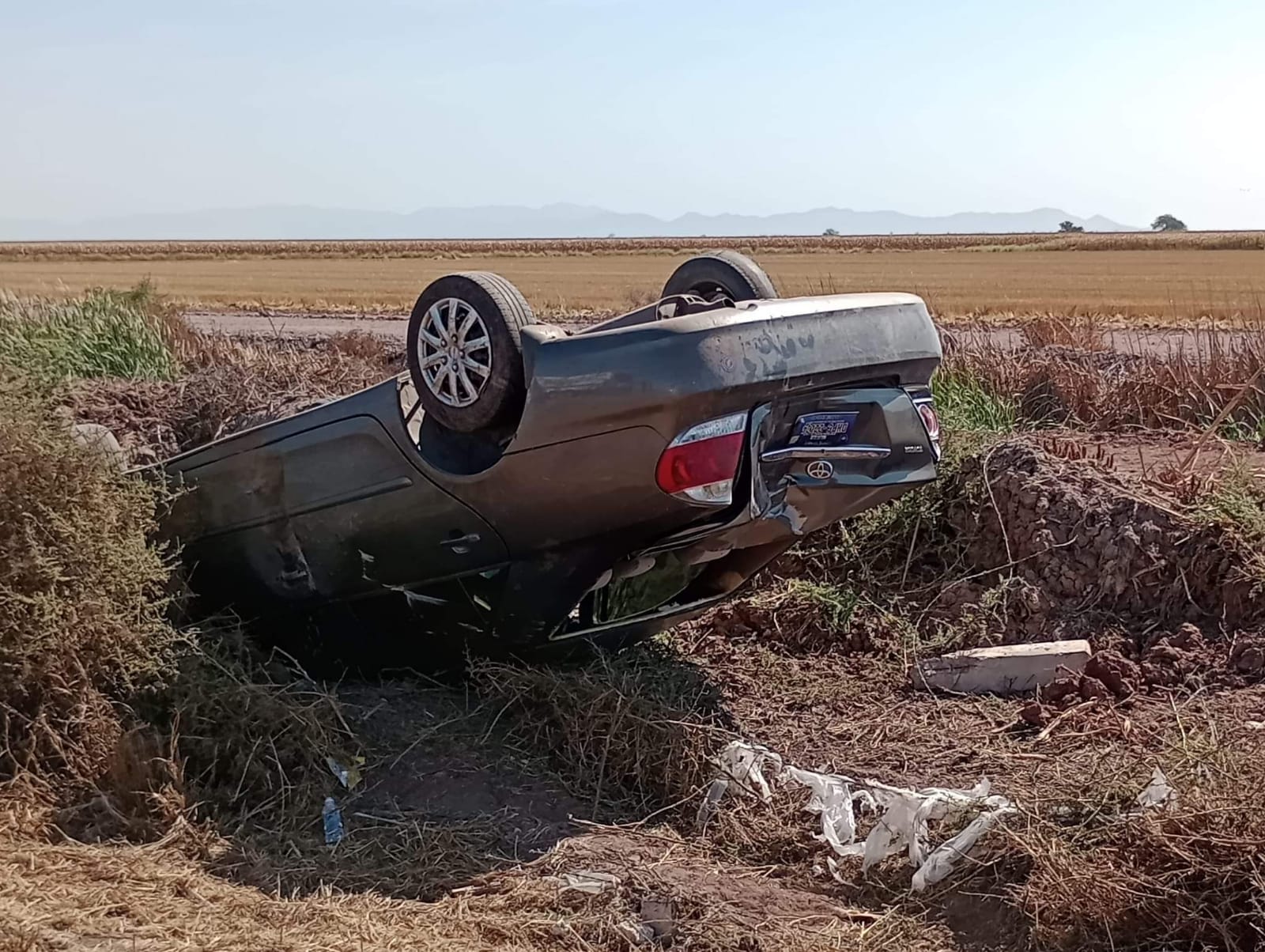 Volcadura en el Valle del Carrizo, Ahome, deja una mujer lesionada