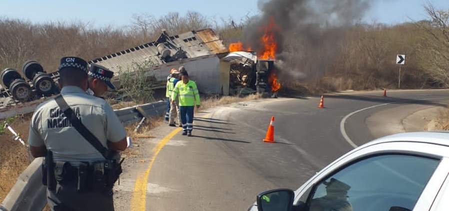 ¡Precaución! Vuelca y se incendia tráiler cargado de tomate en la Autopista Mazatlán-Culiacán (VIDEO)