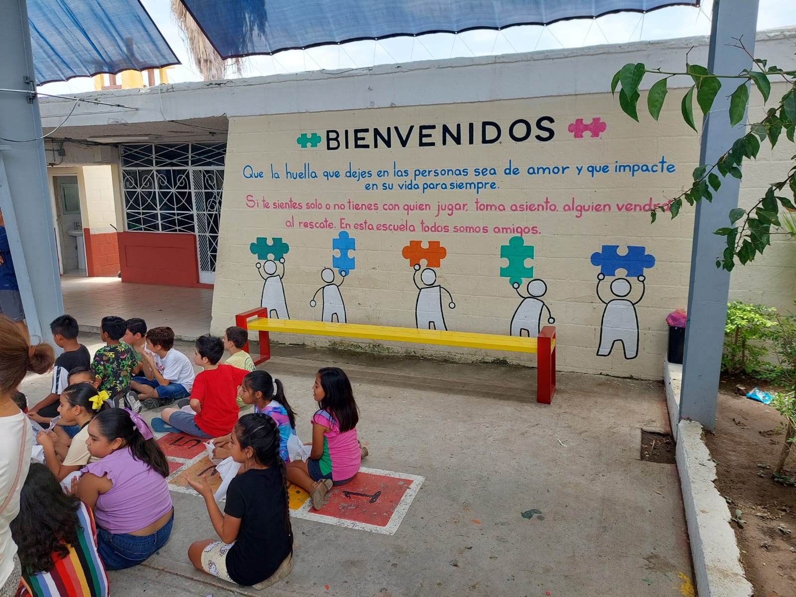 Ya no más niños solos en el recreo con la Banca Roja de la primaria ‘Justo Sierra’ en Mazatlán