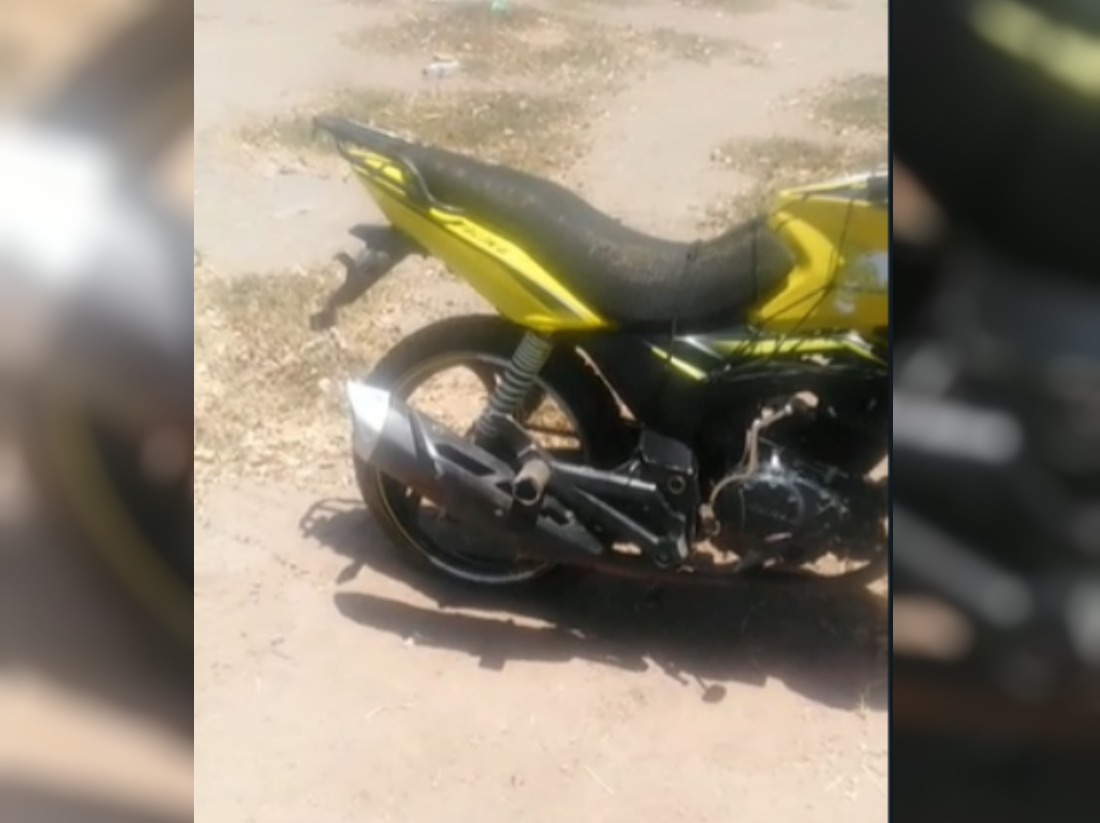 A estudiantes les truena la llanta de la moto y terminan derrapando sobre la carretera estatal Los Mochis-El Fuerte