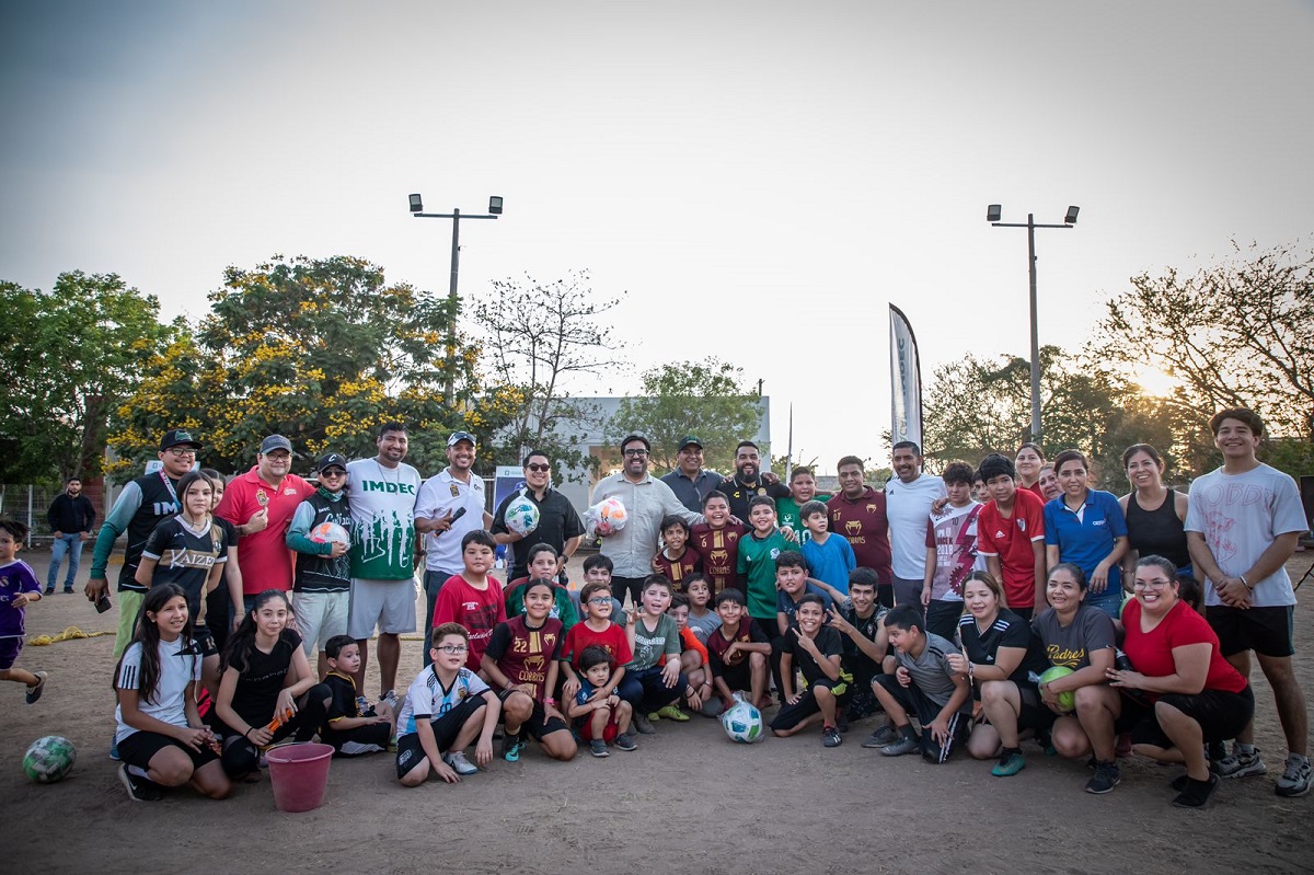 Juan de Dios Gámez entrega material deportivo en Unidad Deportiva CROC