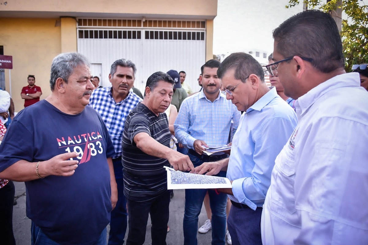 Alcalde de Mazatlán promete soluciones a vecinos del Infonavit Playas en recorrido
