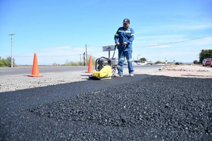 Emprende Obras Públicas trabajos de bacheo sobre la carretera que corre paralela al canal 18 en Ahome