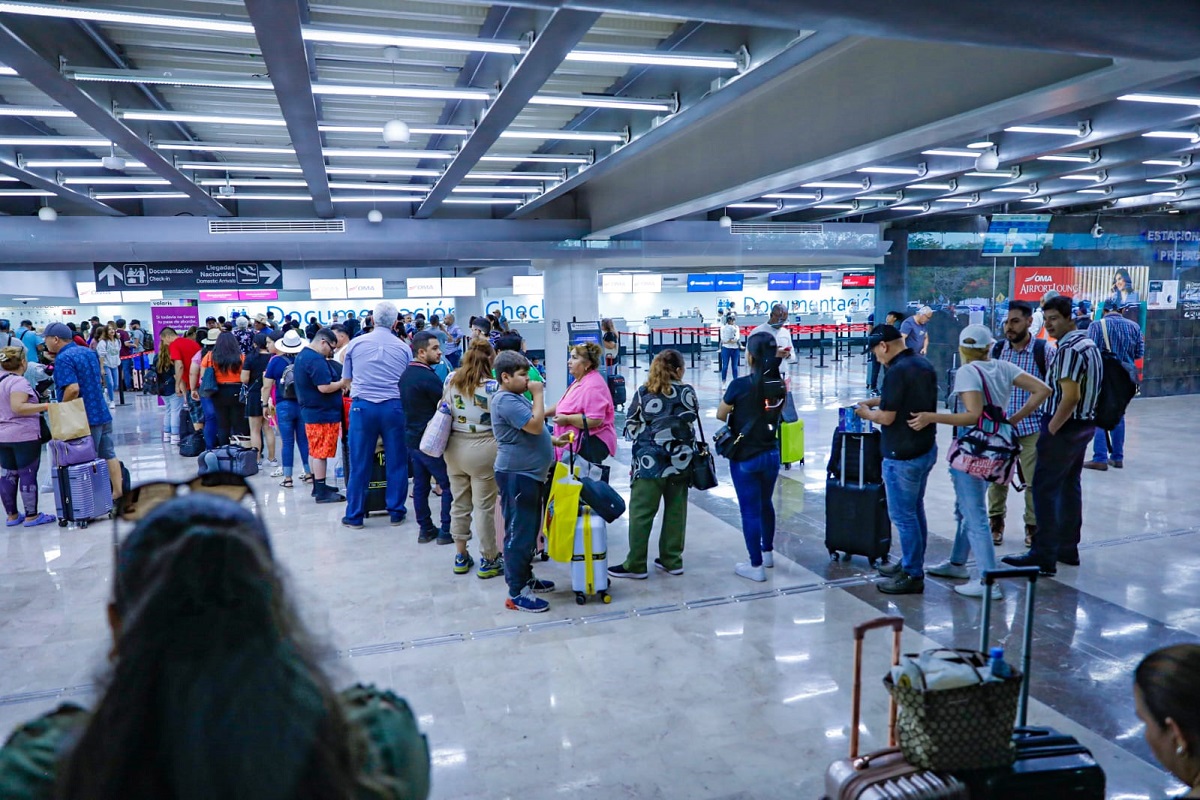 “Está cerrado, no hay baños, no hay comida”: Johana y su niño de 3 años quedan en la banqueta del Aeropuerto de Culiacán