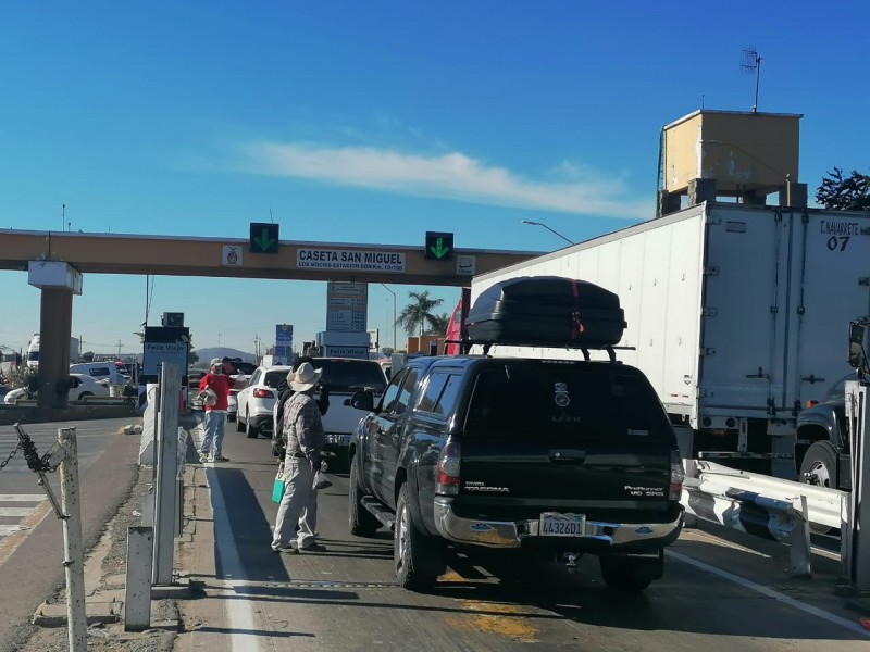 Denuncian ciudadanos americanos malos tratos en la caseta de San Miguel en Ahome, piden que retiren a los ‘limpia vidrios’