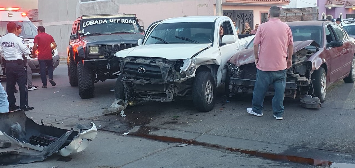 Cinco lesionados deja choque múltiple en ampliación San Fernando, en Los Mochis