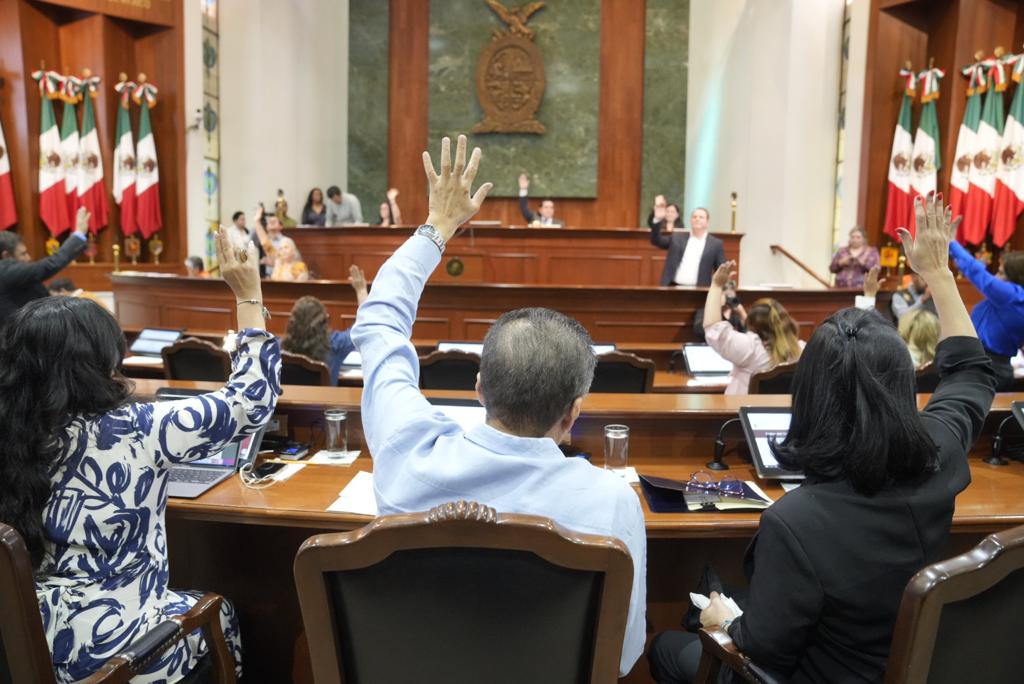 Jóvenes de 18 y 25 años ya podrán ser diputados o gobernador; Congreso aprueba reducir edad en cargos públicos