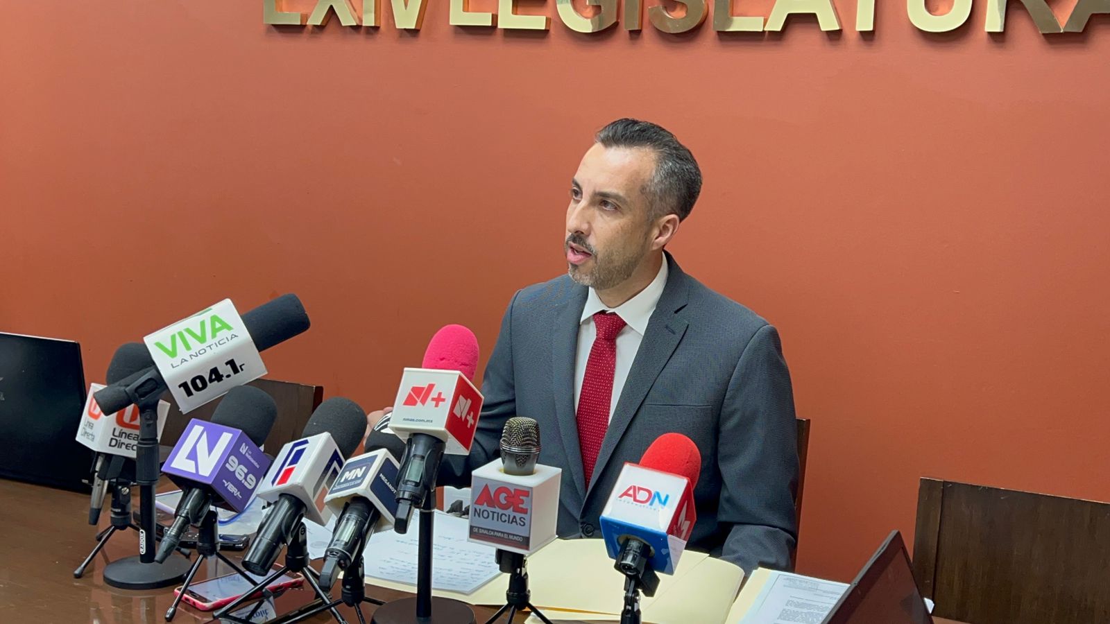 “Si nos tienen que descontar que nos descuenten”, diputado del PAS sobre asistencia a informe de rector de la UAS