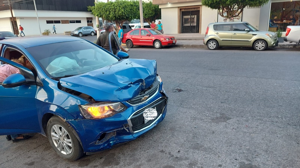Dos mujeres lesionadas deja accidente vial frente a la plazuela 27 de Septiembre, en Los Mochis