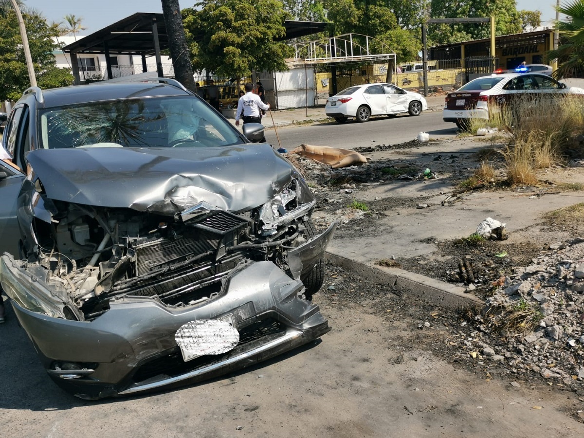 Dos mujeres resultan lesionadas en aparatoso accidente en el Centro de Los Mochis