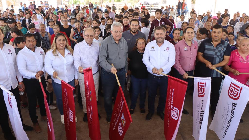 ¡Rocha refrenda su cariño por Badiraguato! Con el alcalde da banderazo de inicio de tramo carretero en San José del Llano