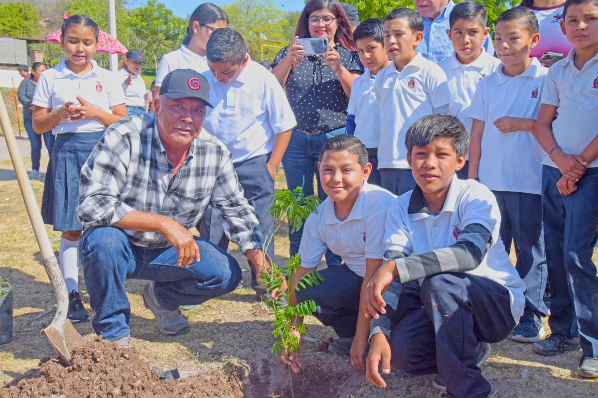 Lleva alcalde de El Fuerte material deportivo y árboles a comunidades rurales