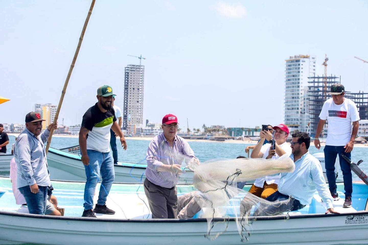 ‘Corcholata soñadora’, lanzó atarraya, paseó en pulmonía y ordeñó una vaca: Así la gira de Marcelo en Mazatlán