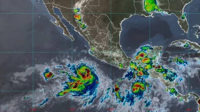 Se va ‘Adrián’, pero ya esperan a ‘Beatriz’, es el nombre del sistema que podría acercarse a las costas mexicanas en el Pacífico