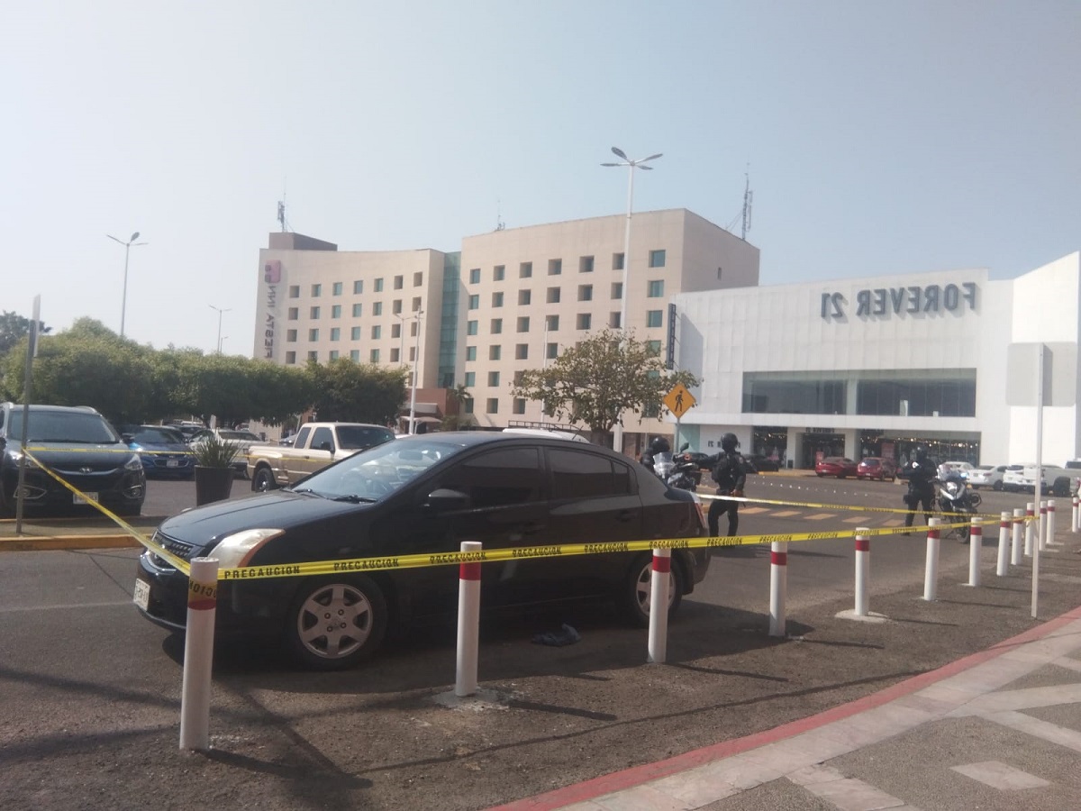 Atacan a balazos a un hombre en el estacionamiento de Forum, en Culiacán