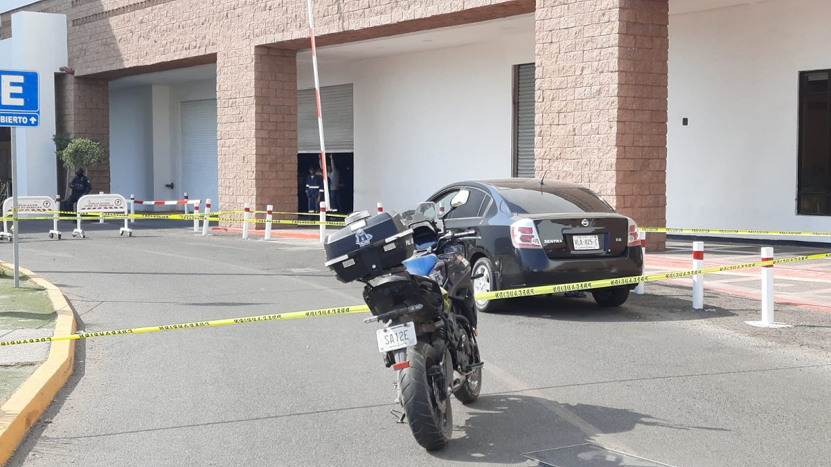 Por no dejarse rebasar por el de una Cheyenne 2023 fue baleado el automovilista agredido en Forum Culiacán
