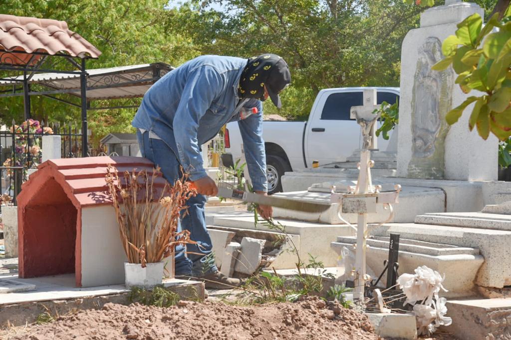 Ajustan labores de limpieza en panteones de Ahome; garantizan seguridad en estos campos para el 1 y 2 noviembre