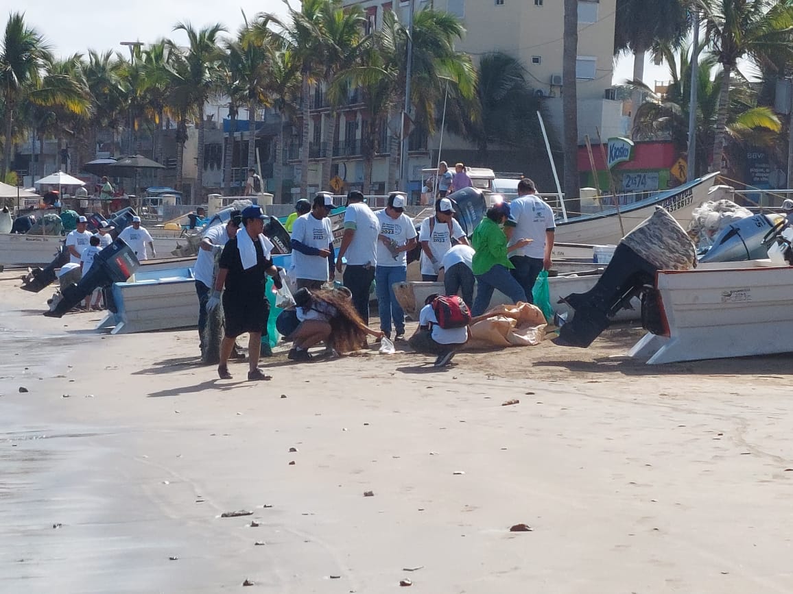 Con masiva limpieza de playas conmemoran en Mazatlán el Día Mundial del Medio Ambiente