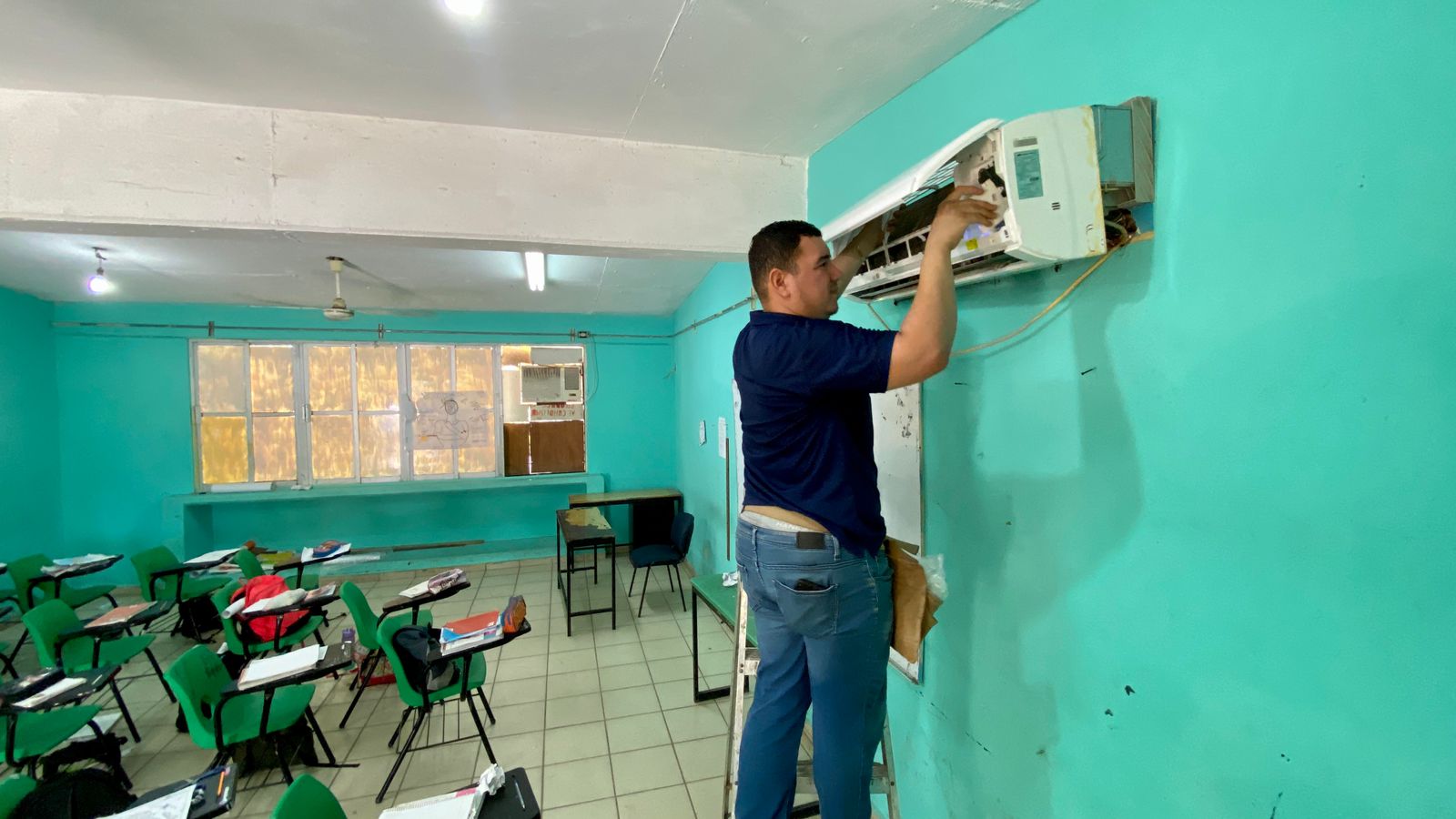 Autoriza Rocha instalación de dos mil aires acondicionados para el próximo ciclo escolar