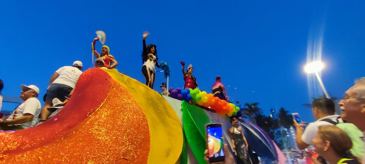 ‘Me encantó Mazatlán, es un puerto gay friendly’; de Durango, Michelle trajo a su abuelito para vivir el Pride Day 2023