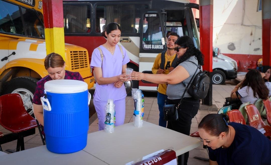¡Puntos para refrescarse! Instala Salud módulos de hidratación en Guasave