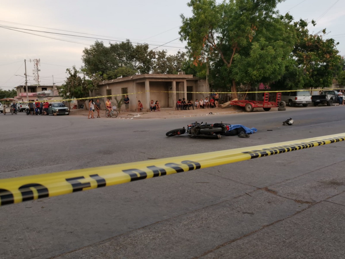 Motociclista pierde la vida tras chocar contra camión urbano en Los Mochis