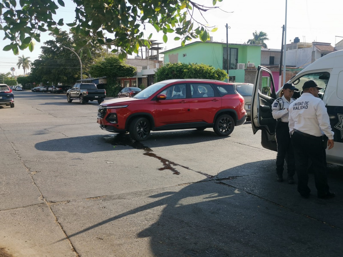 Repartidor de comida sufre lesiones tras ser embestido por conductor de vagoneta en el Centro de Los Mochis