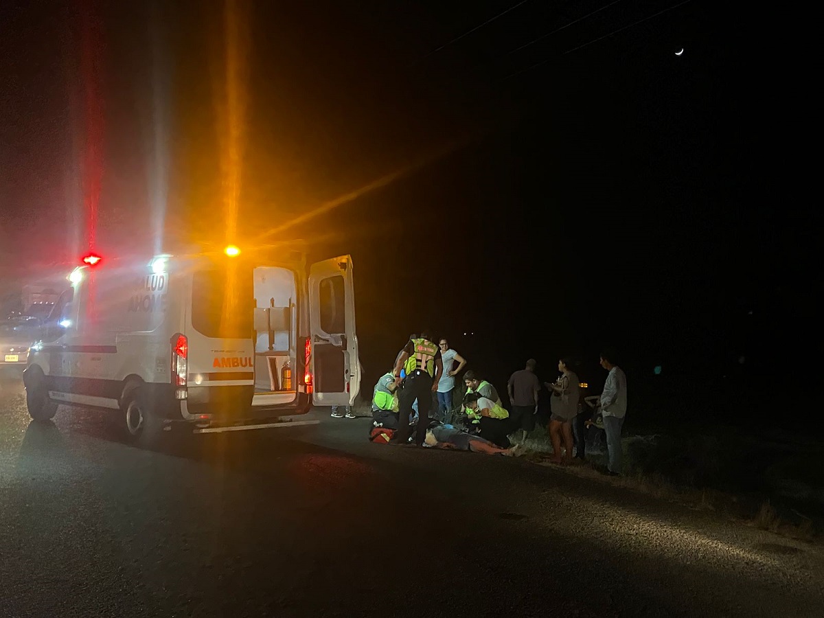 Por esquivar a un perro, motociclistas derrapan sobre la carretera de Bachomobampo 2 en Ahome