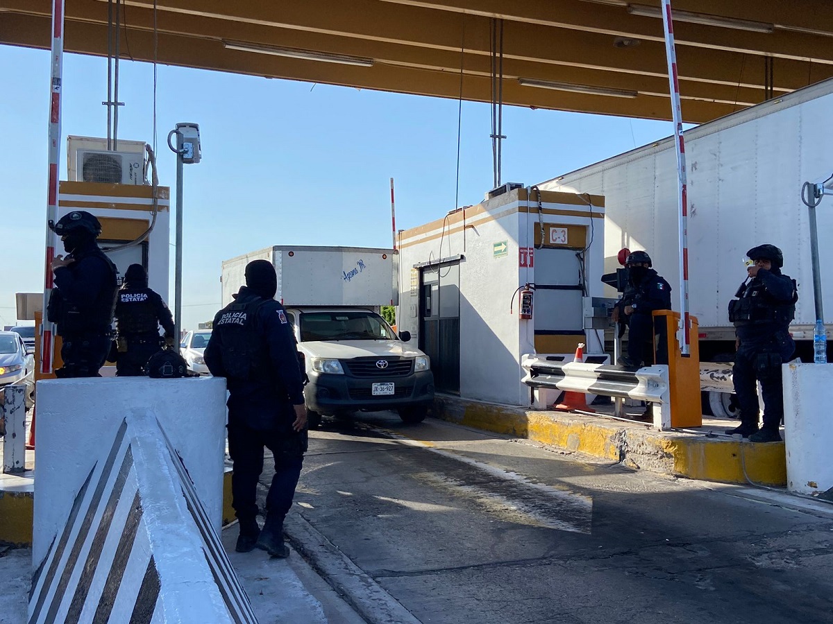 Ante amenaza de productores, Policía Estatal resguarda caseta de Alhuey en Angostura