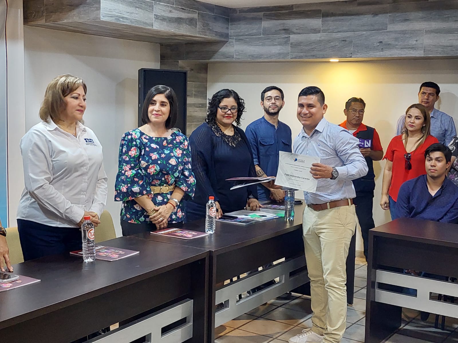 Reconocen a promesa periodística de Los Noticieristas; Fidel Hernández agradece la distinción