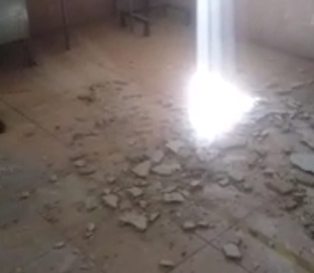 En plena supervisión de la escuela Héroes de Chapultepec parte del techo se viene abajo