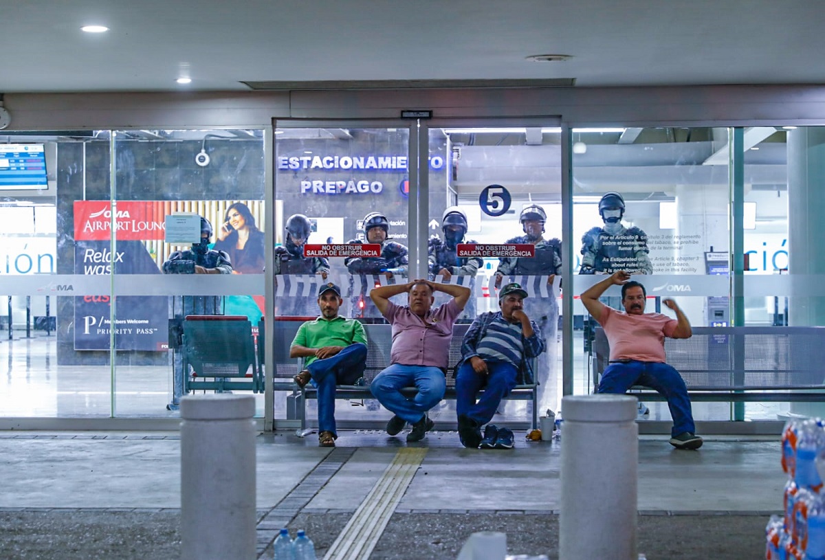 ¡No desisten! Pasarán productores agrícolas segunda noche con el bloqueo en el Aeropuerto de Culiacán