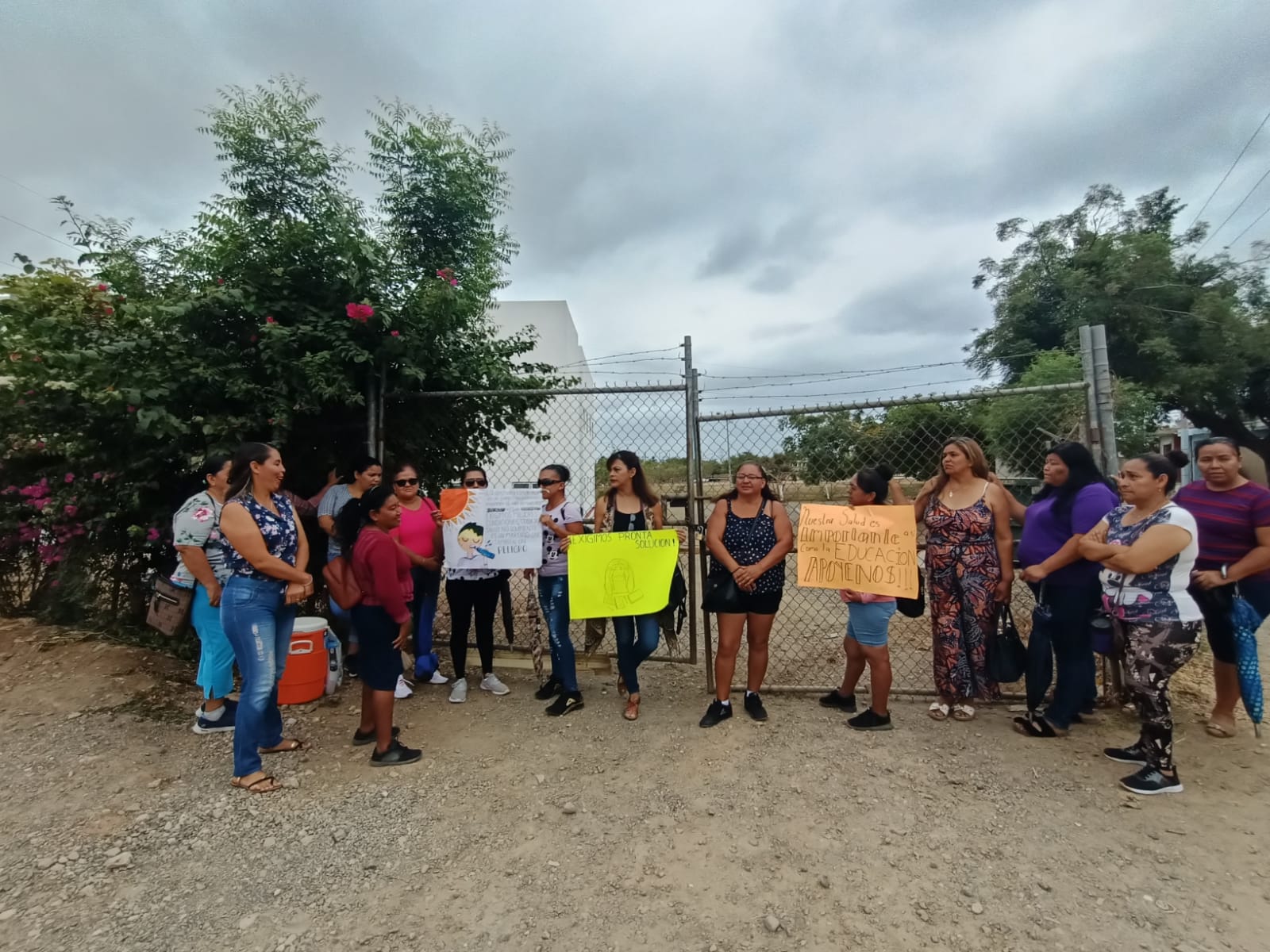 ‘Nadie entra, nadie sale’, toman oficinas de SEPyC Mazatlán; exigen solución en secundaria de El Castillo