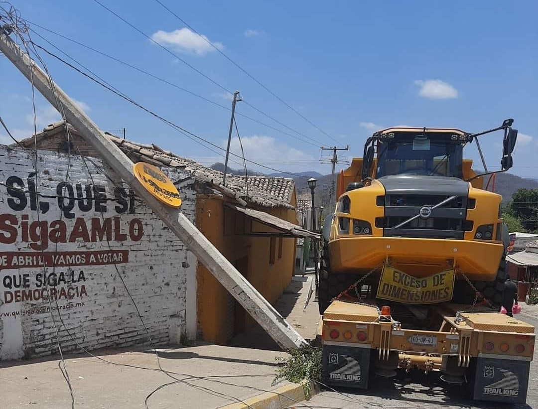 Tráiler derriba un poste de la CFE en Matatán; habitantes se quedan sin luz