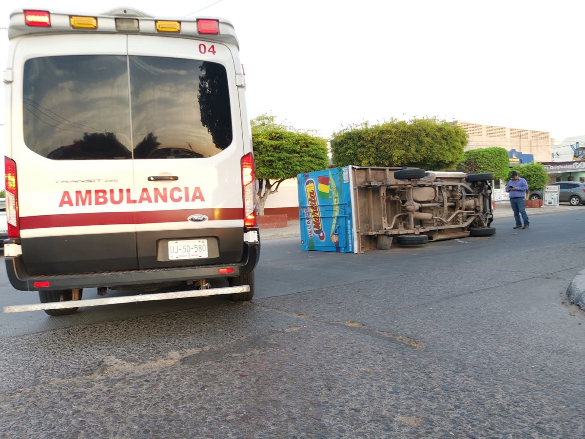 Vendedor de paletas de hielo vuelca en calles del Centro de Los Mochis