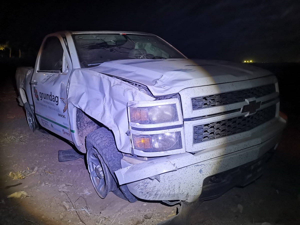Por esquivar tractocamión, conductor de camioneta vuelca a las orillas de la carretera México 15 en Ahome