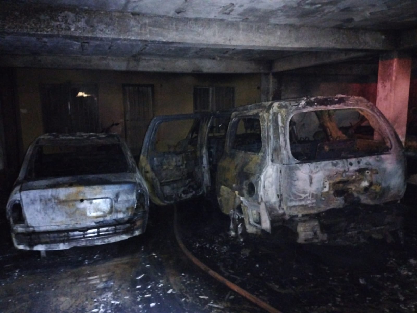 Tres vehículos, una moto y un triciclo quedan calcinados tras incendio en una vivienda en Los Mochis
