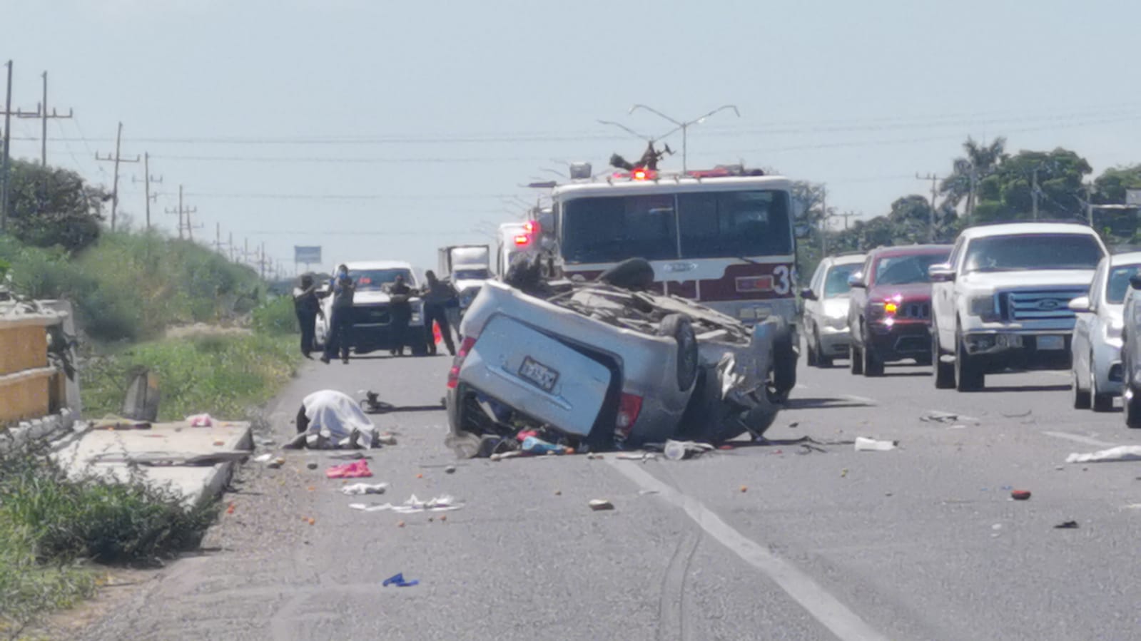 ¡Tragedia! Accidente vial en Ahome deja tres personas sin vida; hay ataques de abejas en el lugar