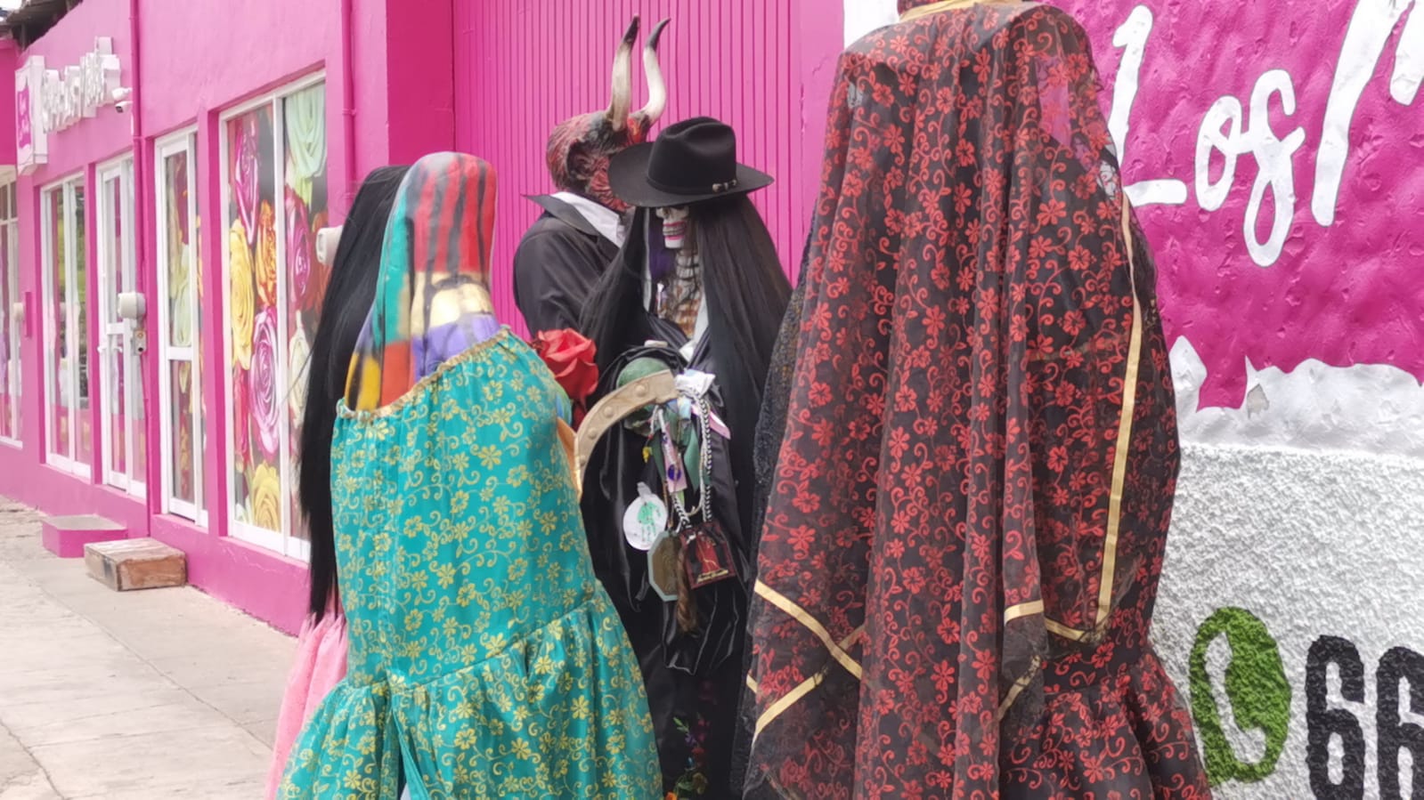 Causan pánico figuras de la Santa Muerte en florería de Los Mochis; serían de los dueños que desalojan el negocio