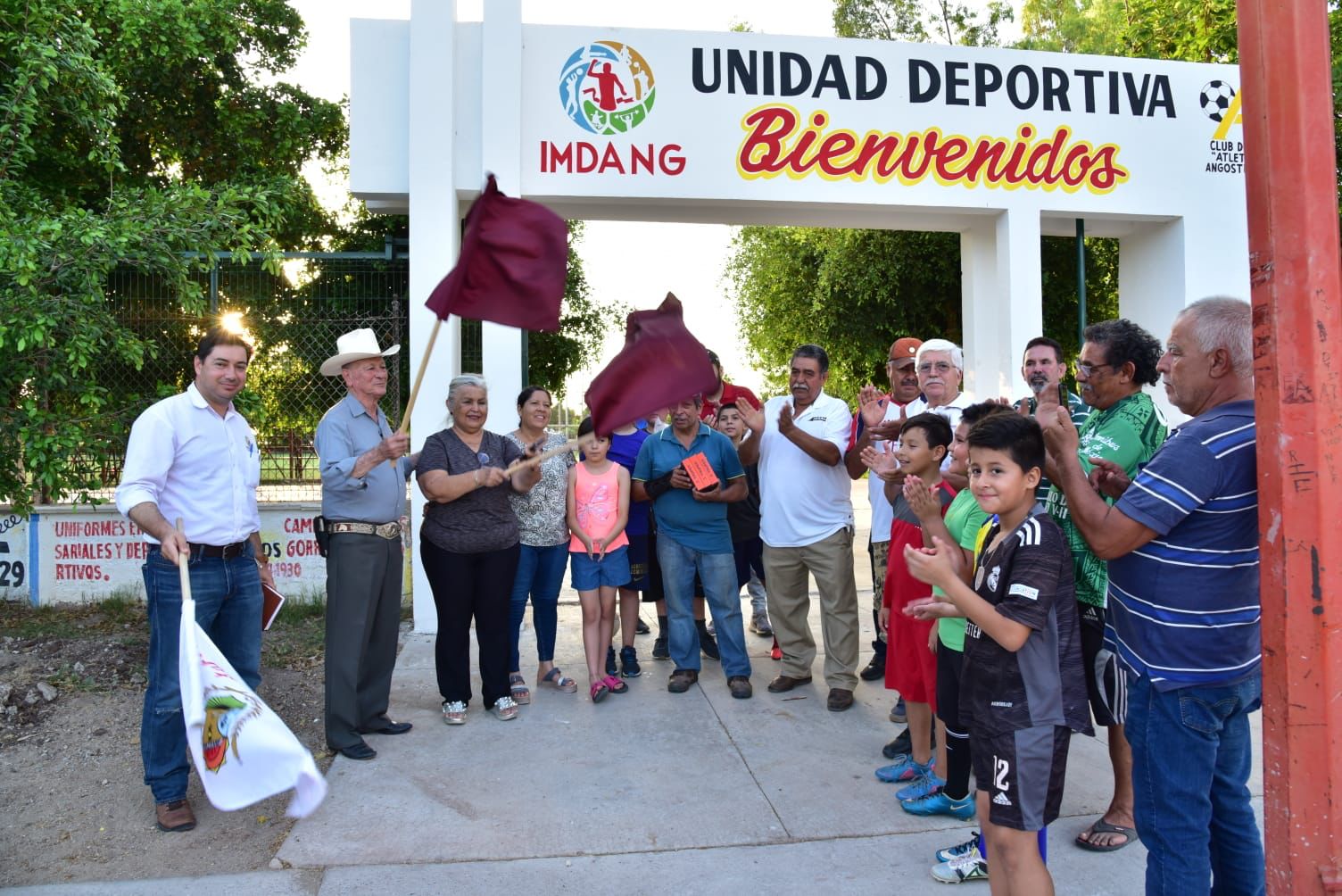 “Tenemos que hacer malabares con lo que tenemos”: Alcalde de Angostura al entregar obra en unidad deportiva