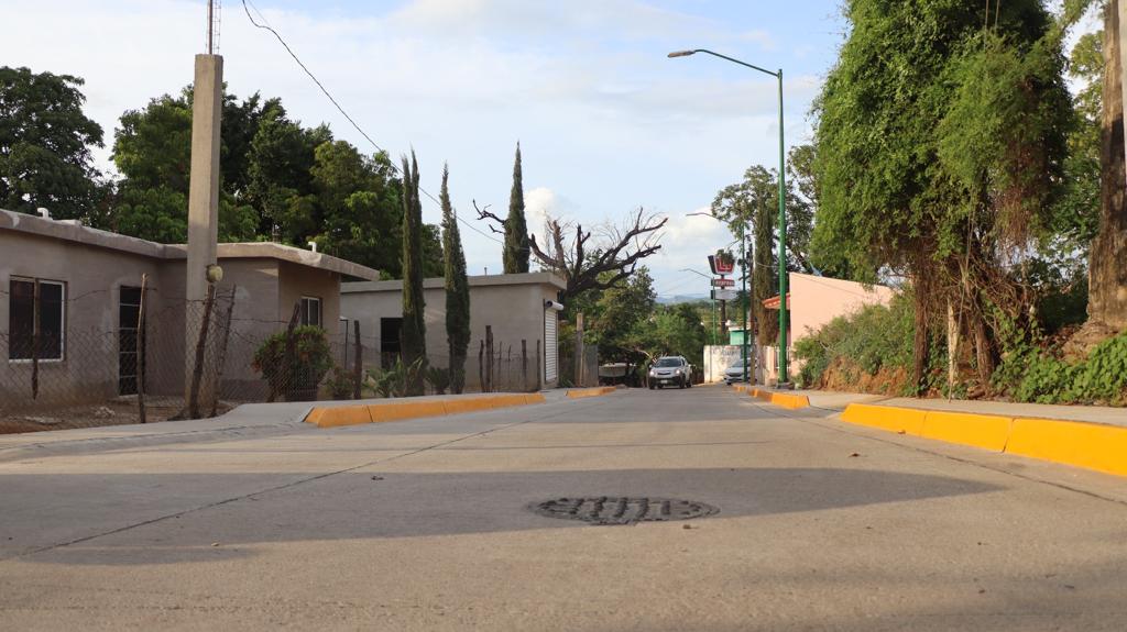 Badiraguato continúa en desarrollo; alcalde entrega calle pavimentada