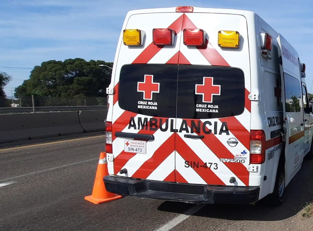 Vuelca camioneta en la Mazatlán-Culiacán, cerca de El Moral; reportan personas atrapadas