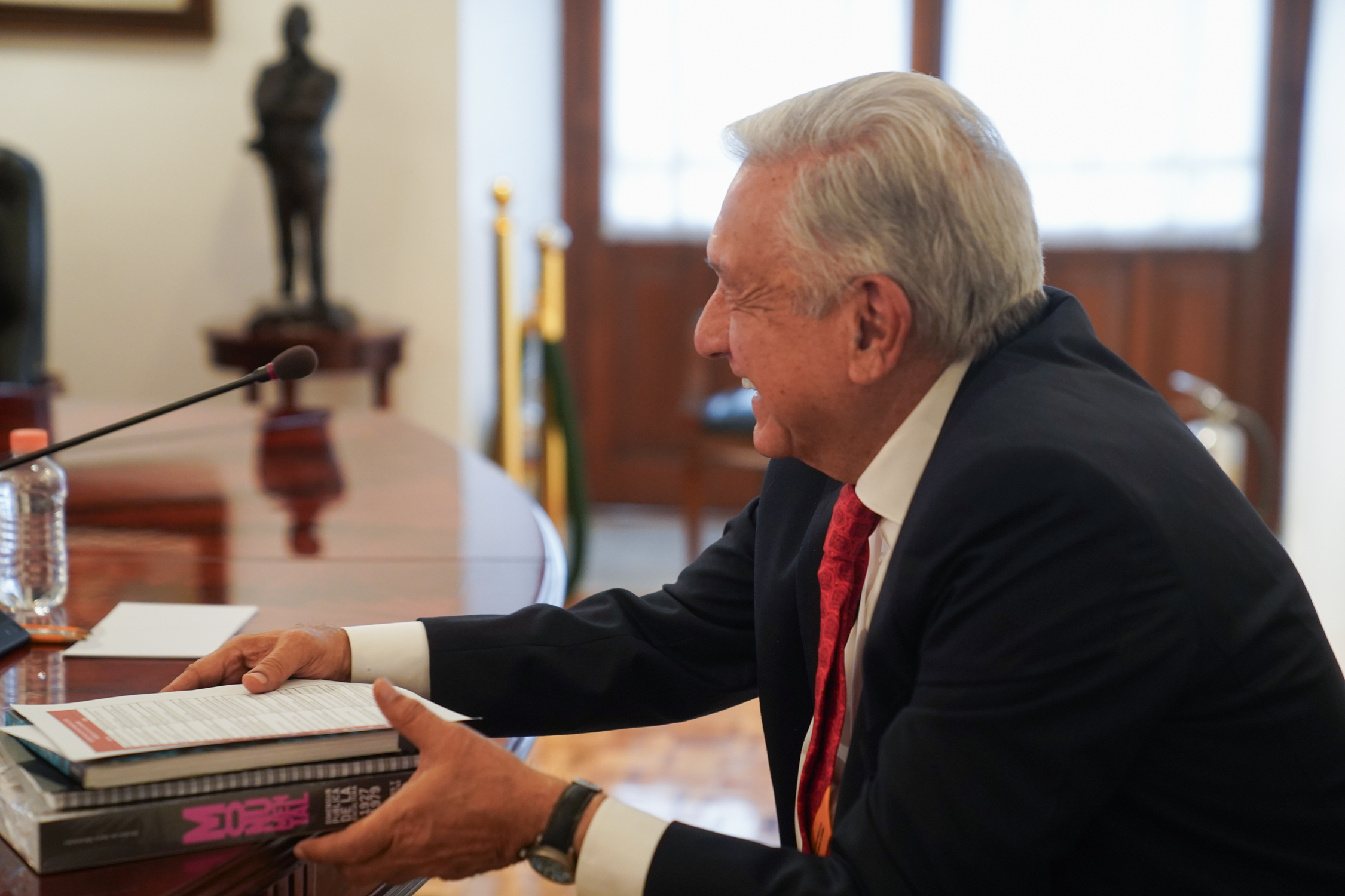 AMLO abre su cuenta de Threads y llama a la nueva red social que no se permitan los ‘bots’