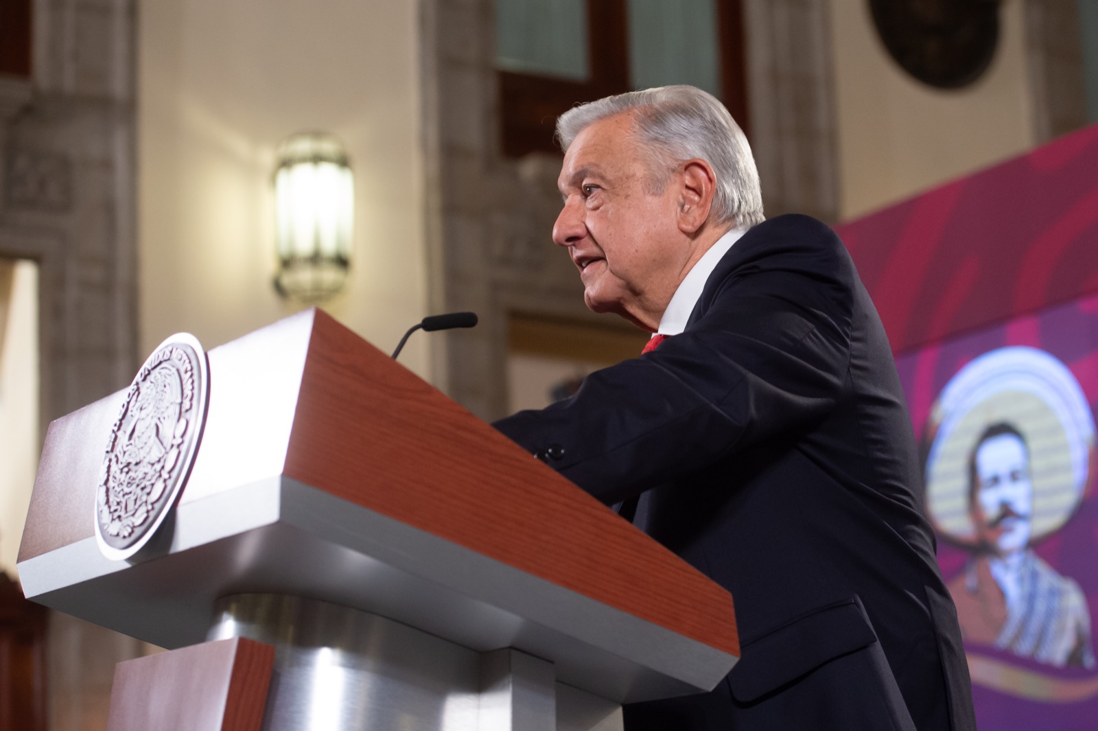 Enfatiza AMLO a los jóvenes evitar corridos de ‘la Mercedes Benz y las tachas’… esta vez al ritmo de cumbia