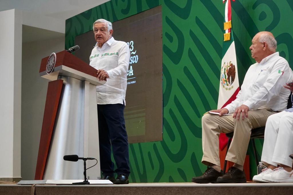 Aprovechando que todavía no le notifican, AMLO hace acusaciones contra Xóchitl Gálvez, pese a prohibición del INE