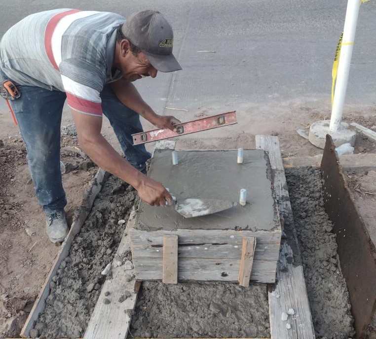 Arranca Tránsito de Ahome instalación de estructuras de los primeros semáforos de cruce viales con mayor urgencia