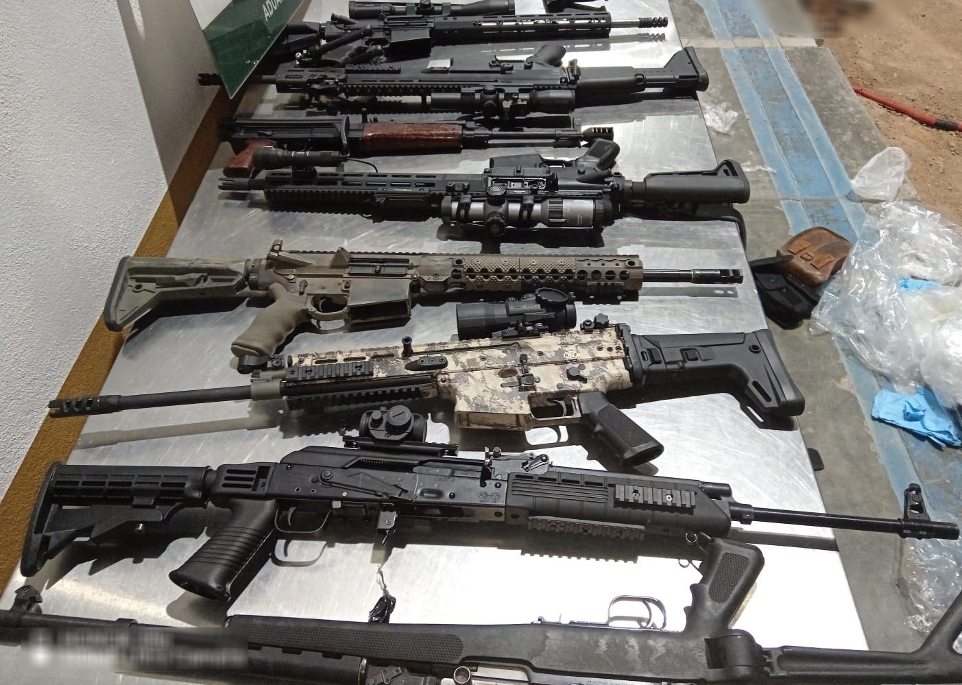 Con un arsenal, incluyendo armas con mira telescópica, dos mujeres pretendían cruzar de EU a México