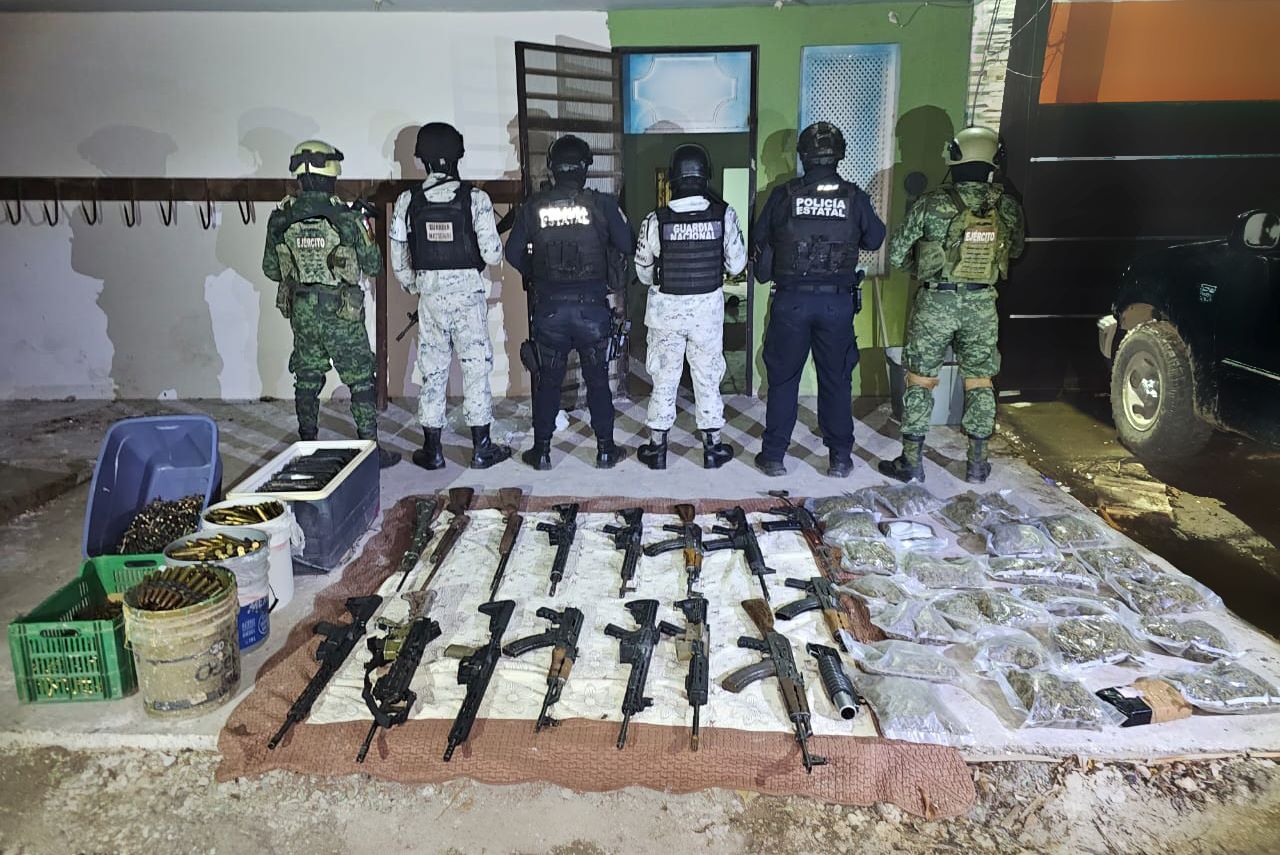 Camionetas, uniformes tipo militar, droga ¡y 16 armas largas! Lo asegurado en Villa Juárez, Navolato