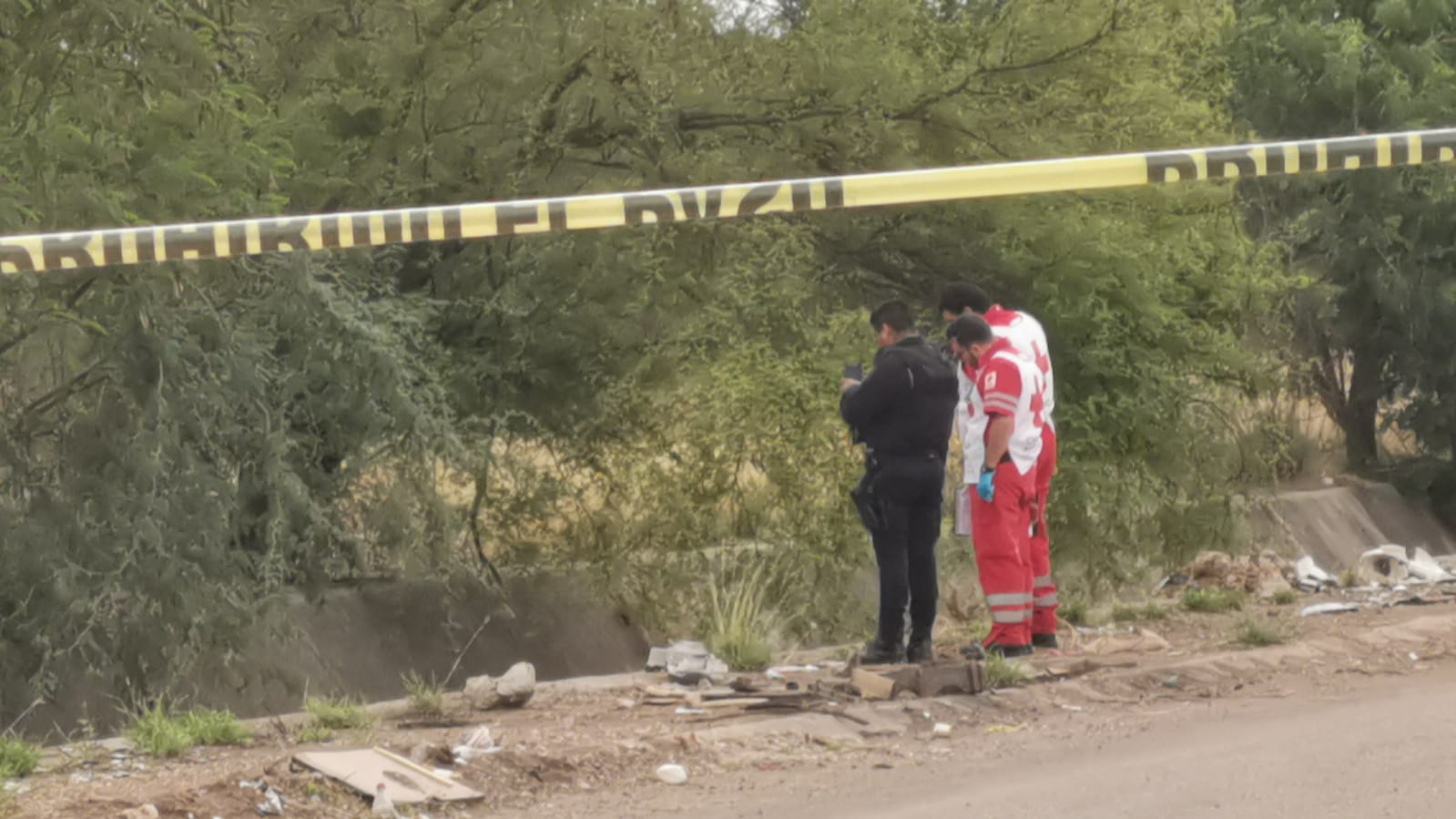 Atado de pies y manos con cinta canela y amordazado, encuentran asesinado a un hombre en Culiacán